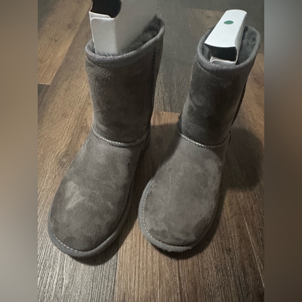 Ugg classic short boot big kids size 4 Grey
